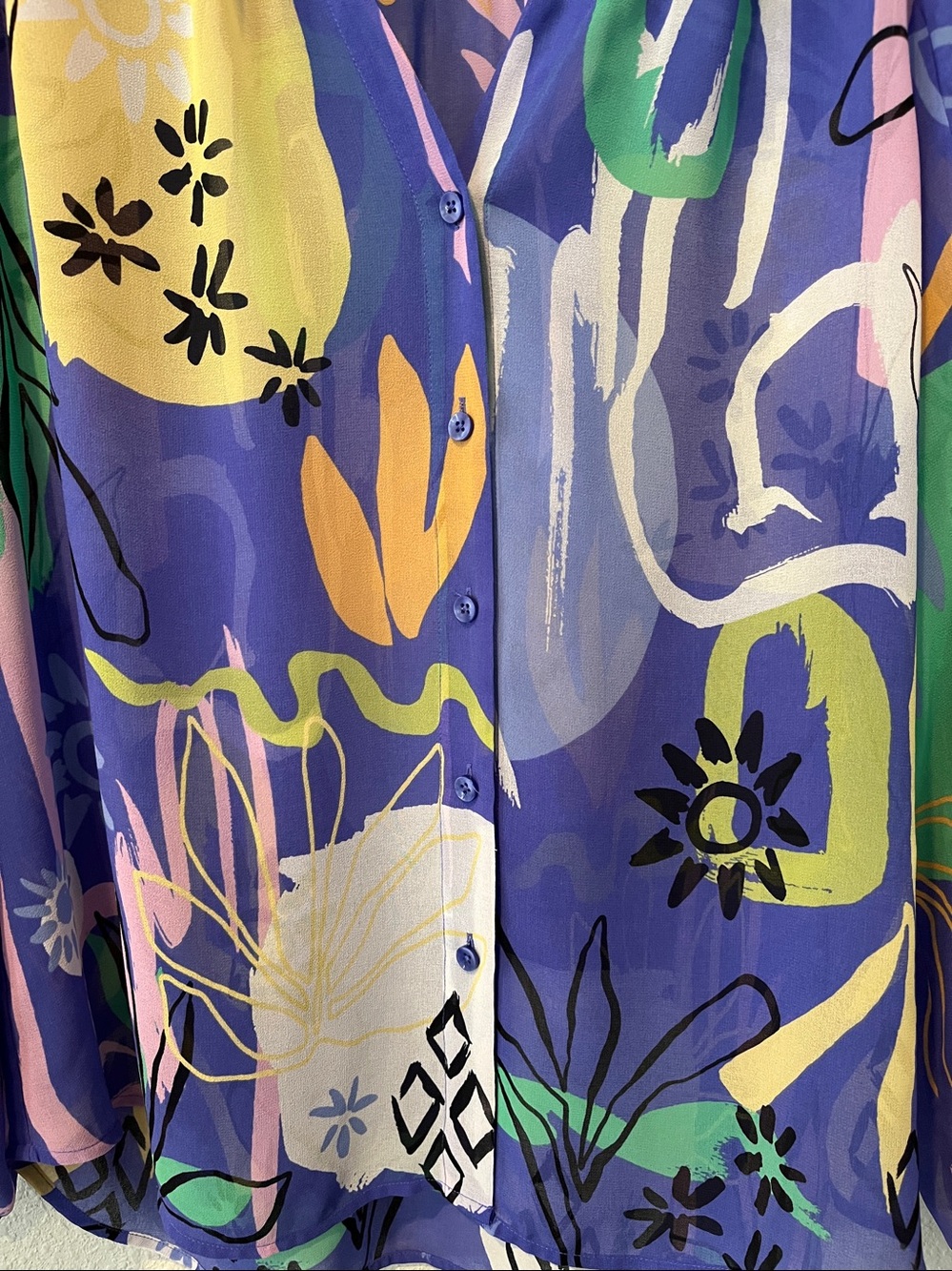 Chico's multi-color Abstract Print Button-Front Blouse
Chicos Sz 2 = US L
12-14 - Picture 7 of 10